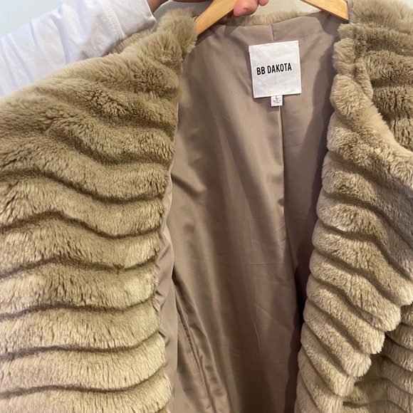 BB Dakota fluffy beige faux fur coat - Picture 4 of 6